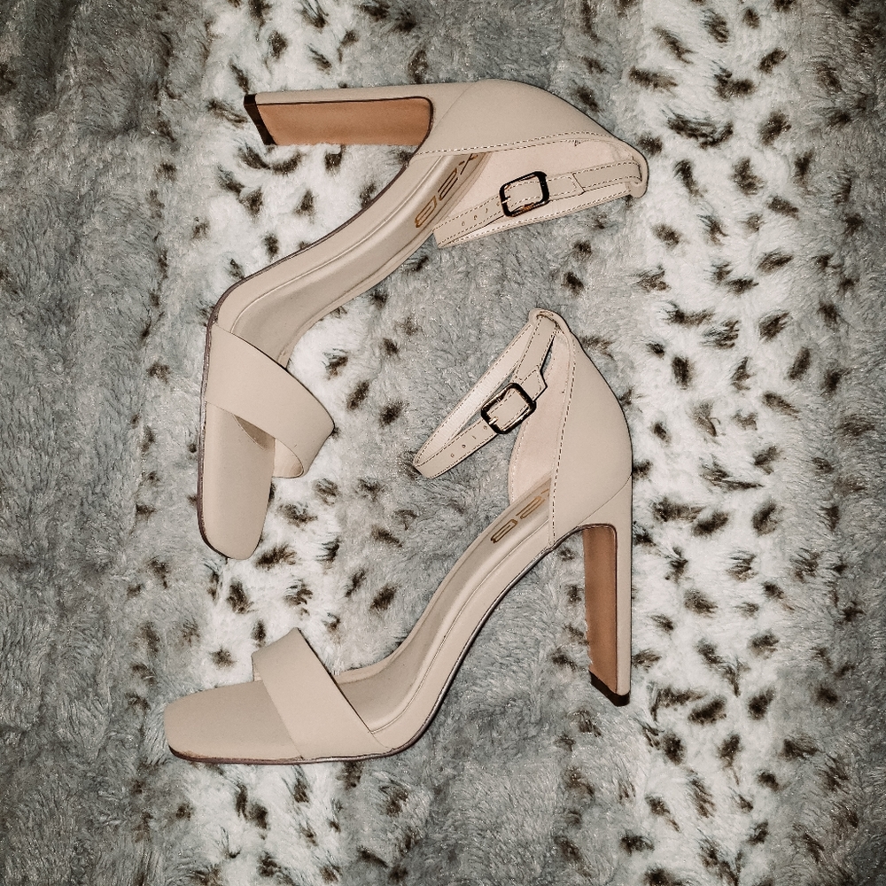 Women's Size 9 Nude Block Heels *Never Worn*